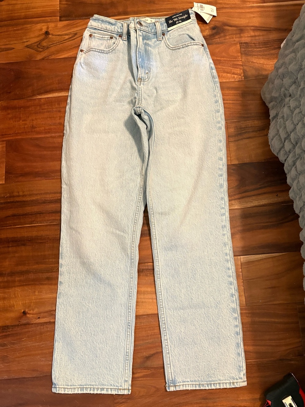NWT Abercrombie Curve Love ’90s Straight Jeans‎ High Rise Light Wash 27/4S (926)
